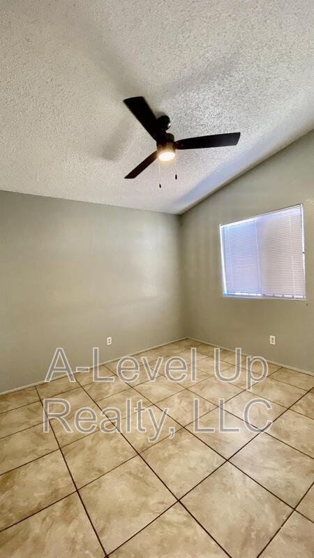 Building Photo - 405 E Thoroughbred St