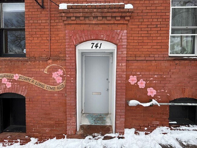 Building Photo - 741 Manitou Ave