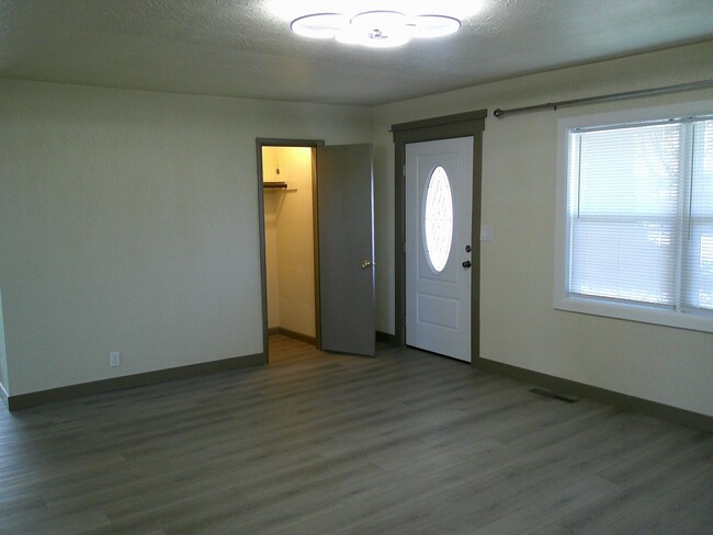 Building Photo - 4 Bed 2 Bath 2 Car Garage 1/2 off 1st Mont...