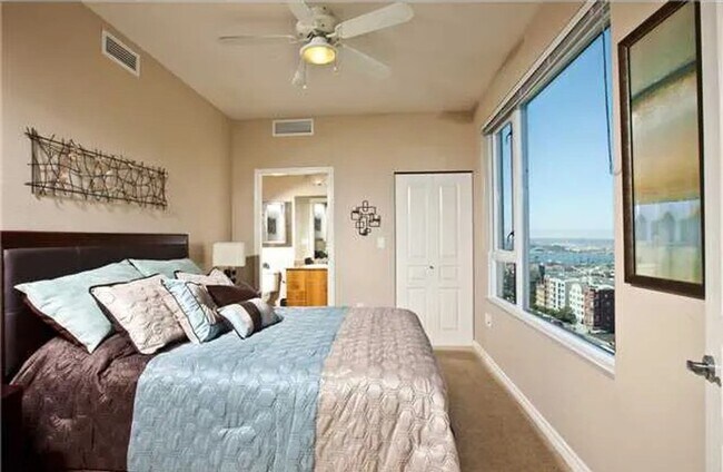 Building Photo - Gorgeous Condo with Amazing Views in La Vi...