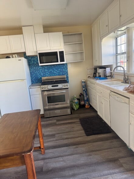 Eating kitchen with ALL appliances - 9932 Beverly St