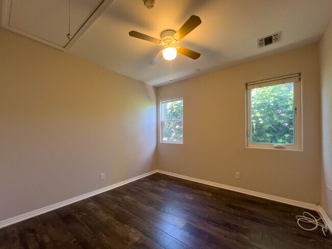 Building Photo - 15424 Camarillo St