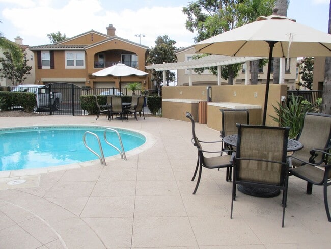 Building Photo - Very nice 2 bedroom 2 bath town home in Chula Vista.
