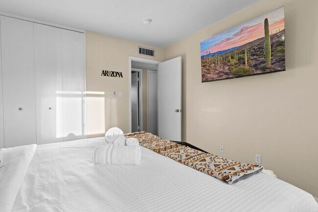 Building Photo - UN-FURNISHED!! 3 Bedroom/ 2Bath in Heart of Scottsdale!!