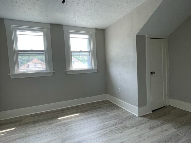 Building Photo - 2115 6th Ave