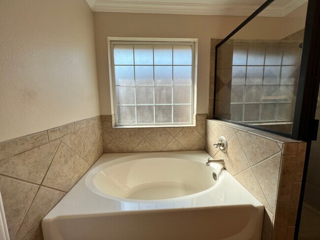 Building Photo - Temple West Gem!