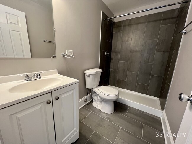 Building Photo - 2 Bed 2 Bath / Oak Park / Laundry in Unit ...