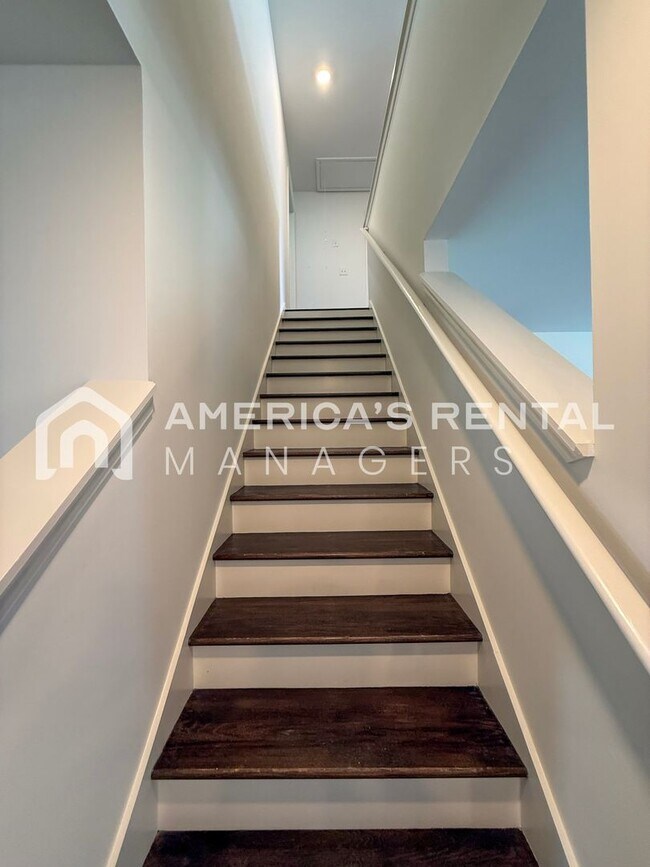 Building Photo - Move-in Special! Beautiful 5 Bed, 2 Bath h...