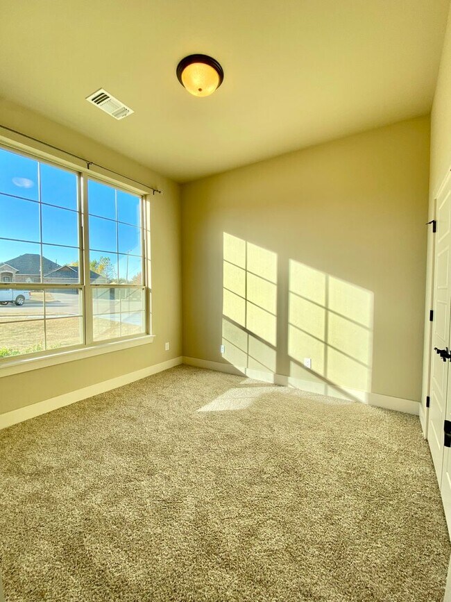 Building Photo - 2011 Allora Ct