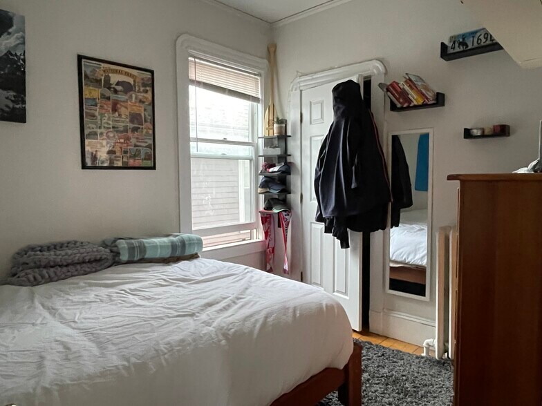 Building Photo - 32 Chatham St