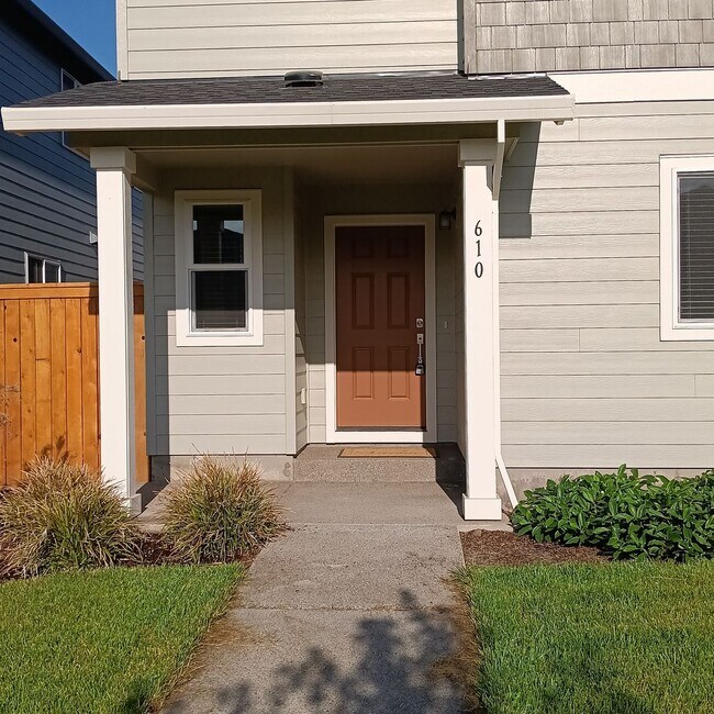 Building Photo - Beautiful Modern Home in Woodburn is Ready For You!!