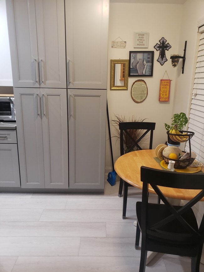 Breakfast nooks - 1041 Orange Ter