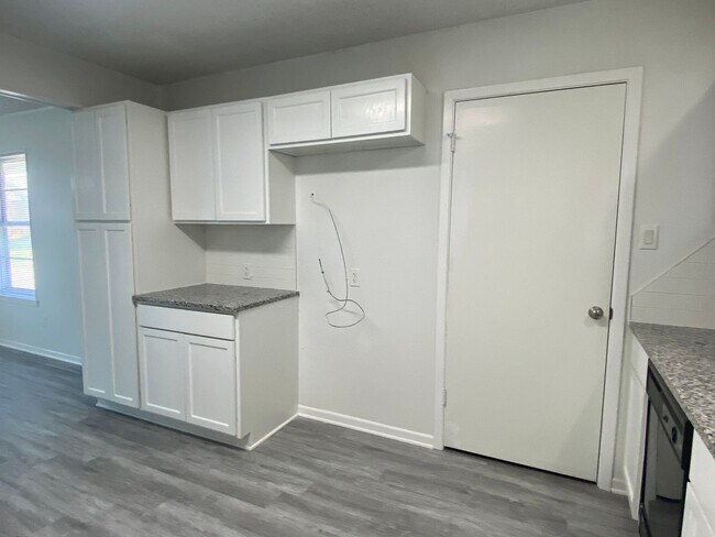 Building Photo - 3 BEDROOM, NEAR BELTON HIGH SCHOOL