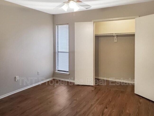 Building Photo - 302 Manuel Dr