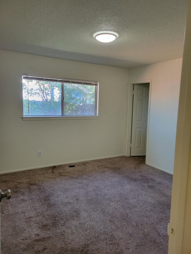 Building Photo - Spacious West Side 4 Bedroom with Large Garage