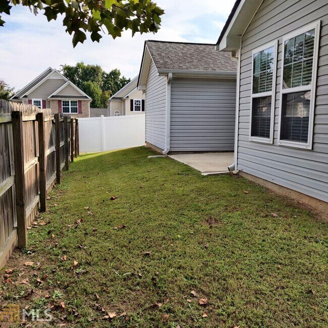 Building Photo - 302 Highland Falls Dr