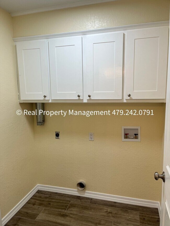 Building Photo - MOVE IN READY! Beautiful 3B/2B Newly Remod...