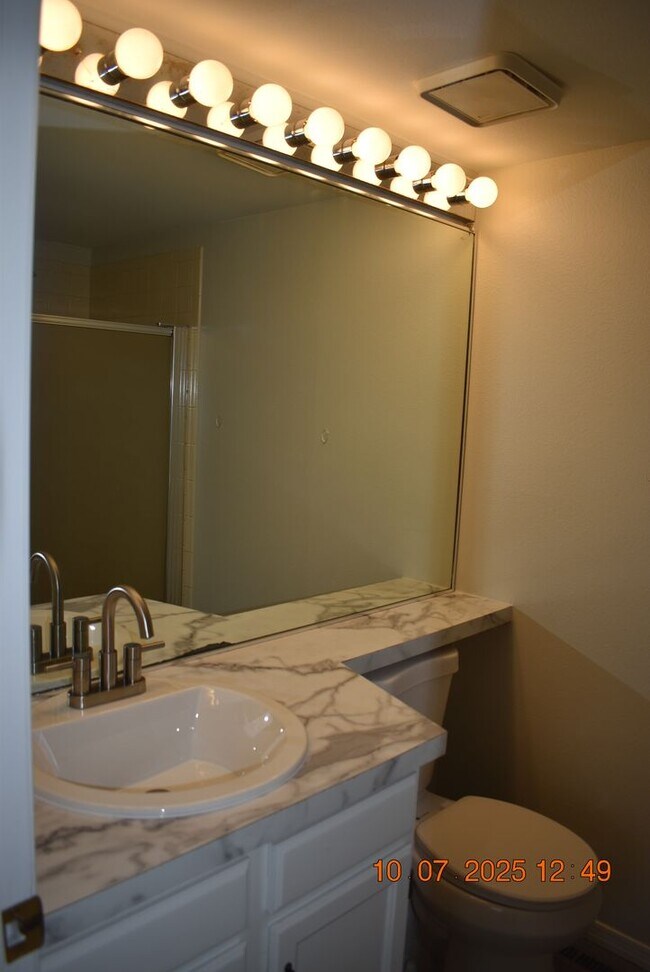 Building Photo - Updated 3 Bed Littleton Townhome