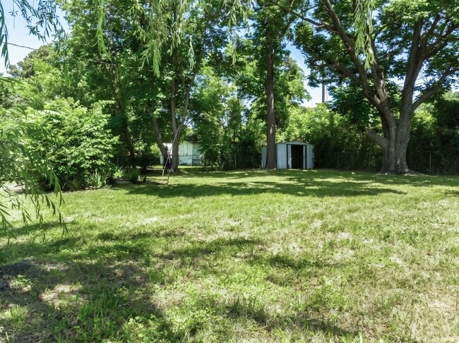 Building Photo - ***Free Month Rent, Low Deposit*** Freshly Updated 3 Bedroom House