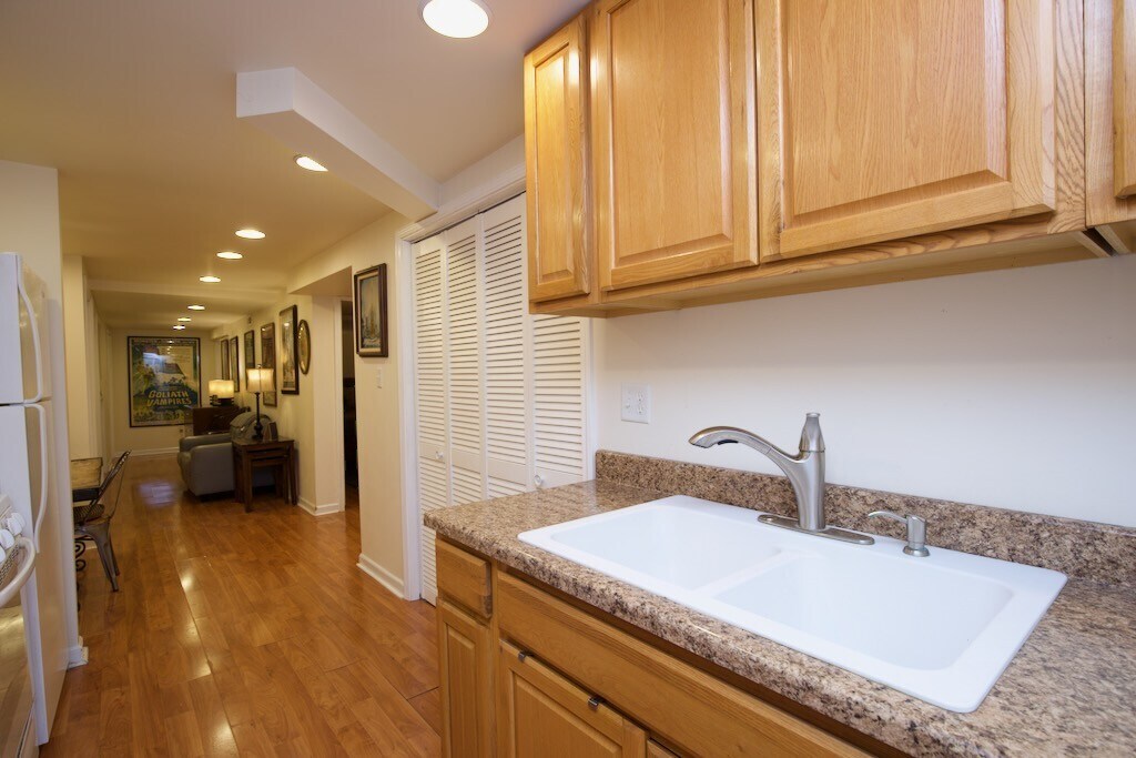 Building Photo - 919 W Newport Ave