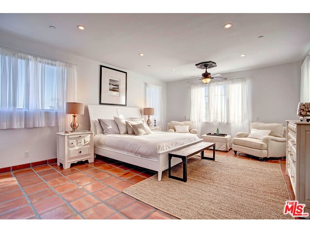 Master Bed - 4307 S Centinela Ave