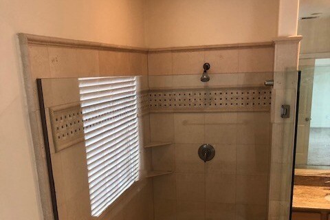 XL walk in shower - 1514 Palmer St