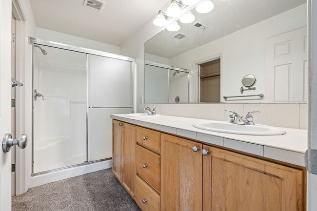 Building Photo - Beautiful Townhome in the Highly Desirable Oak Hills community!