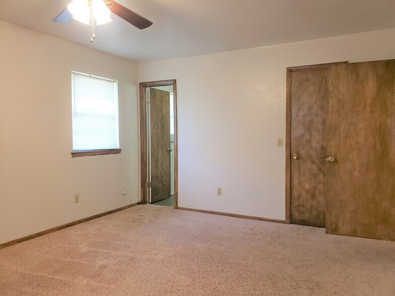 Building Photo - 301 S Ranchwood Manor Dr