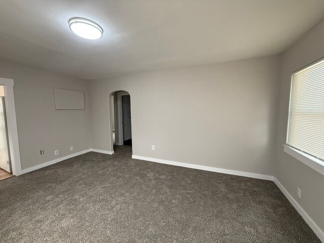 Building Photo - 2/1 Updated Hillyard Home