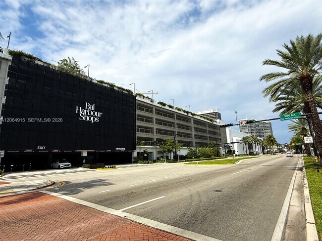 Building Photo - 9901 W Bay Harbor Dr