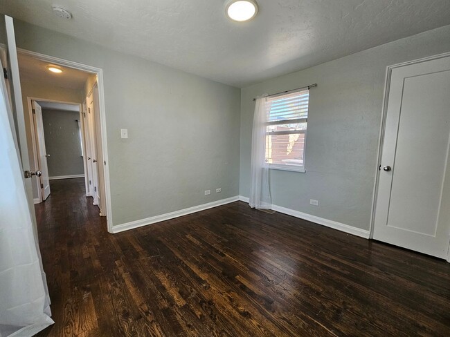 Building Photo - Heart of the City 1949 Charmer 2 Bed 1 Bat...
