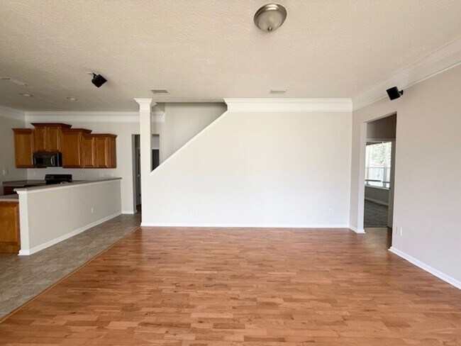 Building Photo - Spacious and well-appointed 4-bedroom, 3.5...