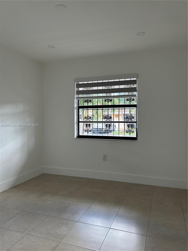 Building Photo - 5214 W 24th Way