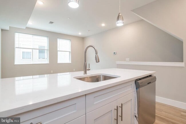 Building Photo - 2009 N Darien St