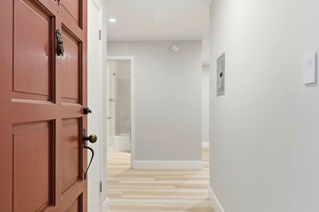 Building Photo - Move-In Ready 2 Bedroom/1 Bathroom Condo in The Heart of Mountain View!