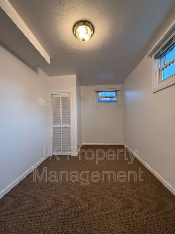 Building Photo - 1602 8th Ave N