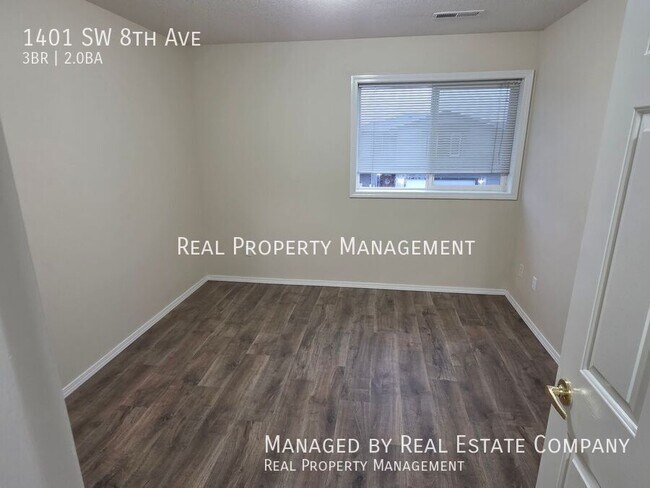 Building Photo - 1401 SW 8th Ave