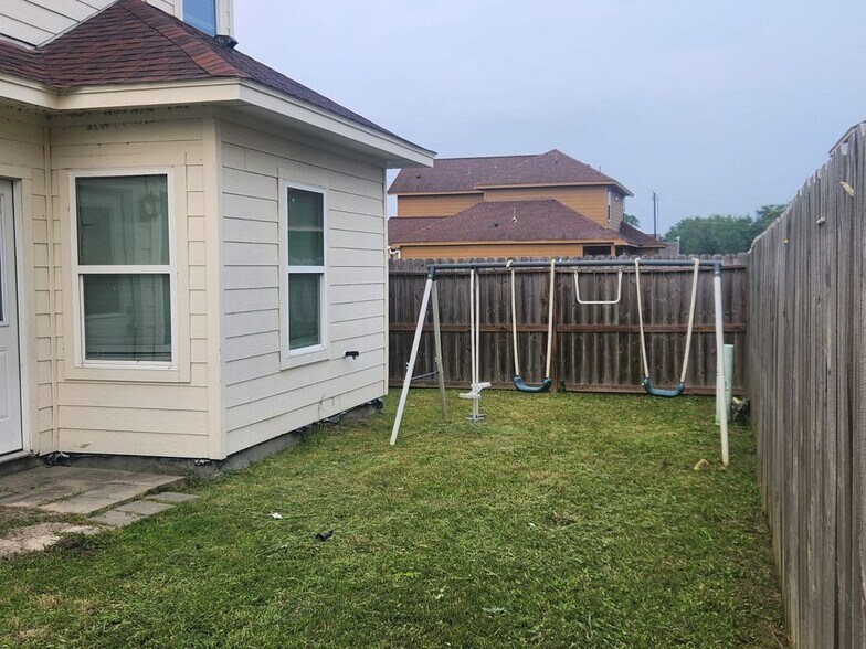 Building Photo - 12717 Yoshino Cherry St