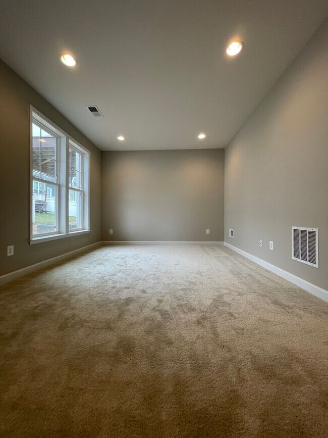 Building Photo - Townhouse for Rent in Preston Lake  *****F...