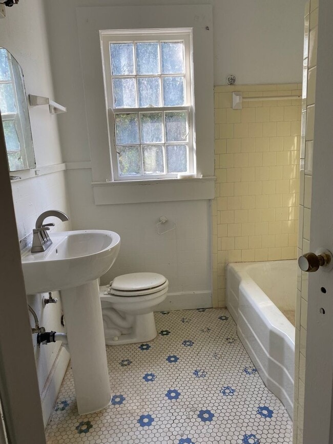 Building Photo - 3 Bed / 2 Bath 1,174 sqft