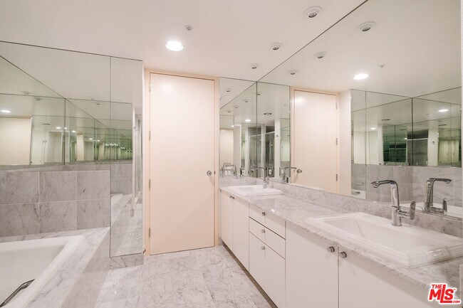 Building Photo - 10520 Wilshire Blvd