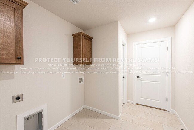 Building Photo - 142 N Broyles Ave