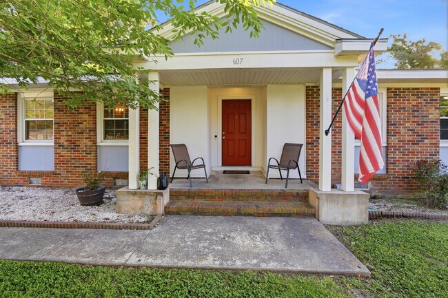 Building Photo - 607 Oakwood Ave