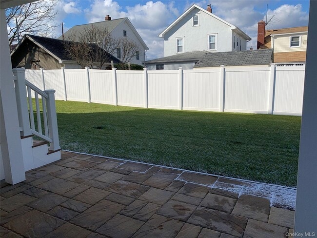 Building Photo - 97 Gainsborg Ave E