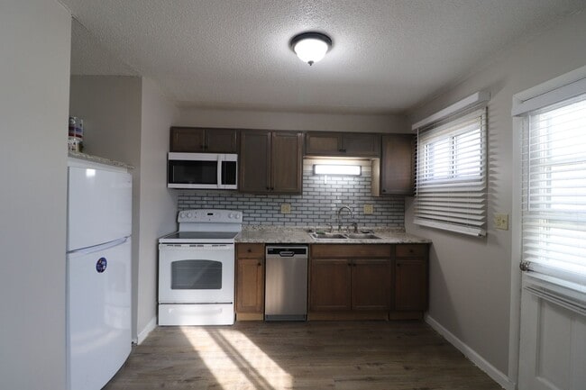 Building Photo - Charming 3 bedroom home on Corner Lot!