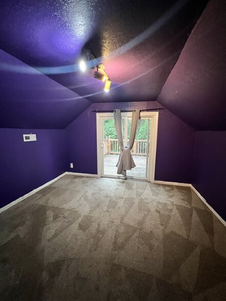 Room with private deck $925 per month - 6909 NE 72nd Ave