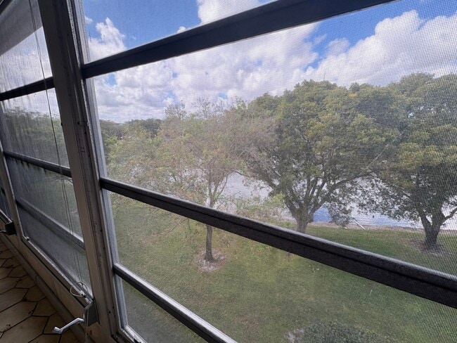 Building Photo - 2202 Lucaya Bend