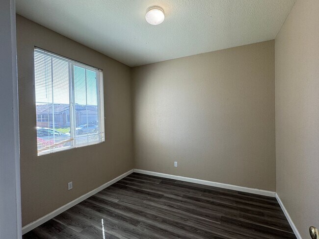 Building Photo - Four Bed, Two Bath Home Close to Hwy 99 an...