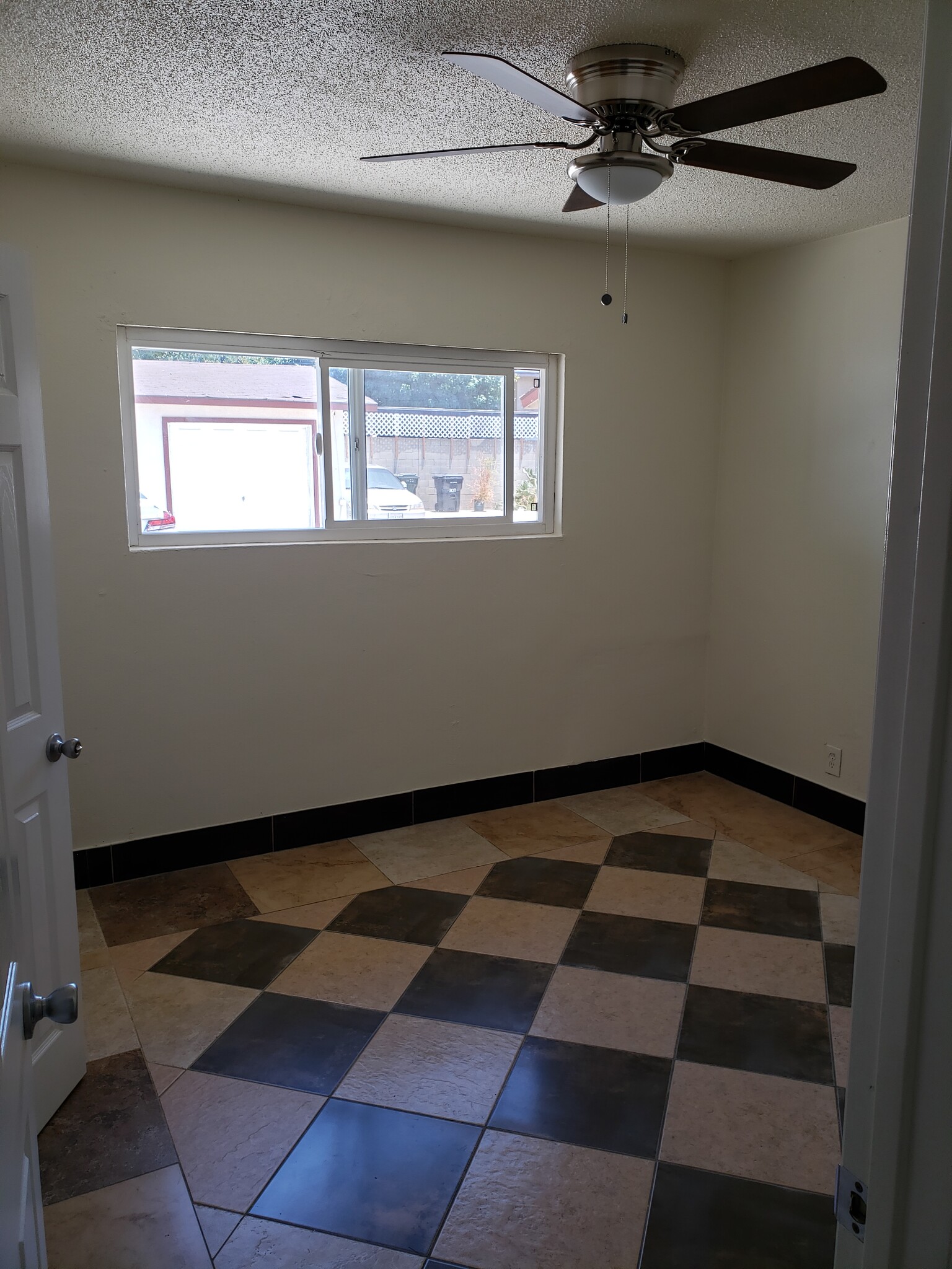 Building Photo - 1010 Wallgreen St