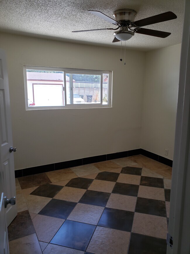 Building Photo - 1010 Wallgreen St